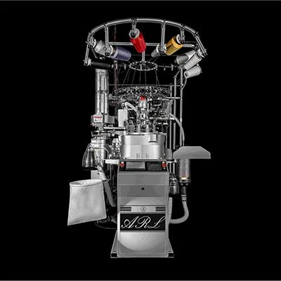 Plne počítačový jednovalcový pletací a šijací stroj